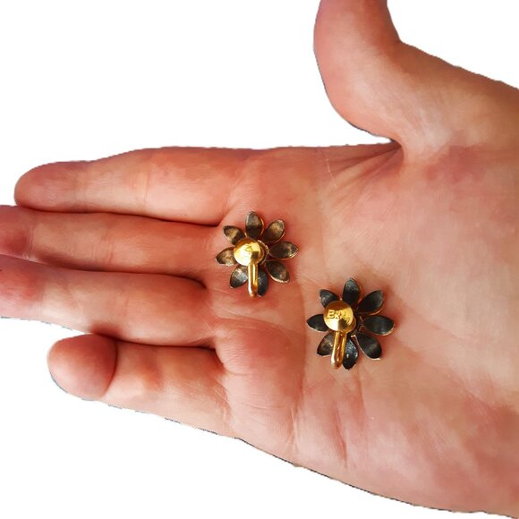 1950s VTG Bugbee & Niles Floral Daisy Screw Back Earring Ruby Red Center Signed - Picture 3 of 5